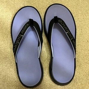 New balance flip flops fits women’s size 8-9